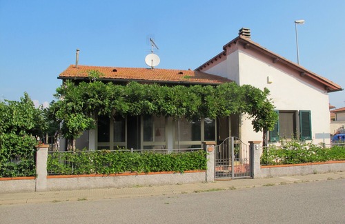 Cecina House | PINK HOUSE WITH GARDEN AND AIR CONDITIONING