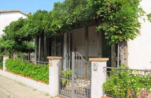 Cecina House | PINK HOUSE WITH GARDEN AND AIR CONDITIONING
