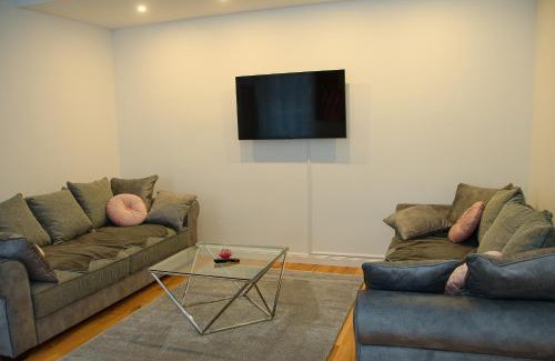 Wahring Apartment | Pink Lotus Apartment