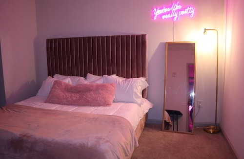 Westside Apartment | PINK LUXURY MIDTOWN ATL APARTMENT WITH ROOFTOP POOL