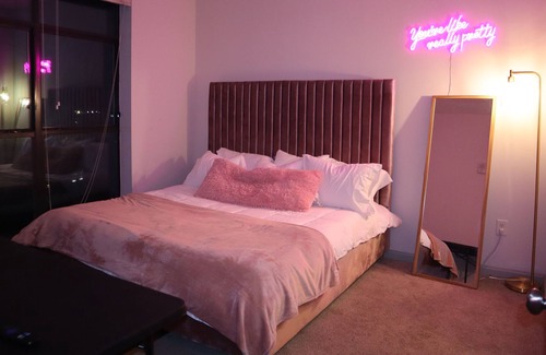Westside Apartment | PINK LUXURY MIDTOWN ATL APARTMENT WITH ROOFTOP POOL