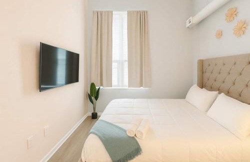 Downtown Cleveland Apartment | Pink playhouse sq near Progressive field & CSU