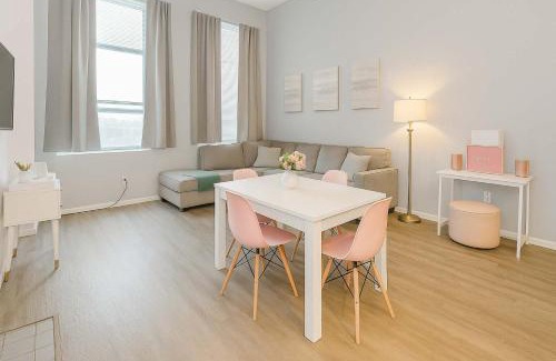Downtown Cleveland Apartment | Pink playhouse sq near Progressive field & CSU