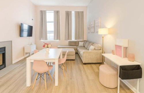 Downtown Cleveland Apartment | Pink playhouse sq near Progressive field & CSU