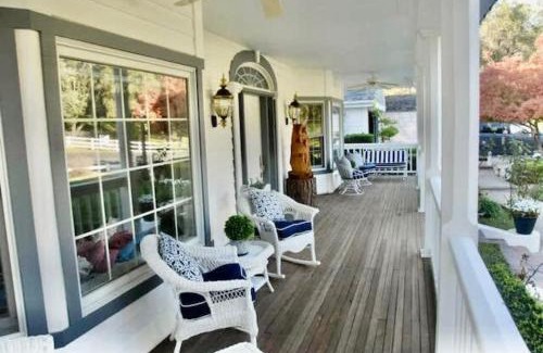 Ahwahnee House | Pinkies Place-Hot Tub-Sleeps 11-Pet Friendly