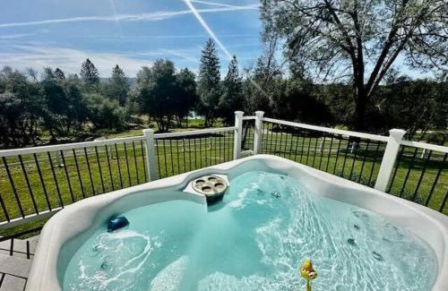 Ahwahnee House | Pinkies Place-Hot Tub-Sleeps 11-Pet Friendly