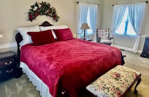 Ahwahnee House | Pinkies Place-Hot Tub-Sleeps 11-Pet Friendly