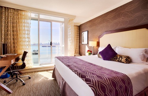 Lower Lonsdale Hotel | Pinnacle Hotel at the Pier