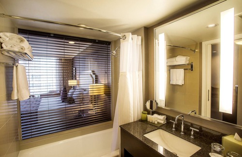 Lower Lonsdale Hotel | Pinnacle Hotel at the Pier