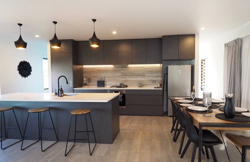 Martinborough Cottage | Pinot Longbox - Martinborough Holiday Home