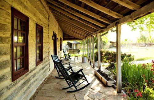 Fredericksburg House | Pioneer Log Cabin