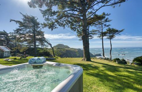 Gold Beach House | Pirate Cove Retreat (Main Home & Cottage)