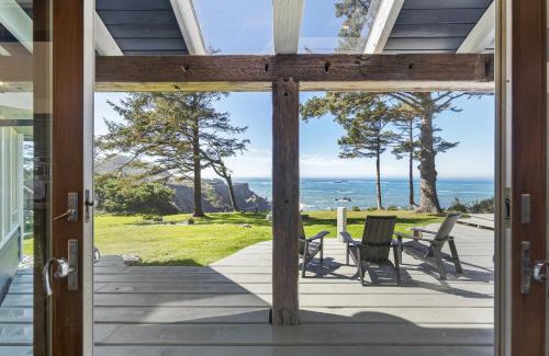 Gold Beach House | Pirate Cove Retreat (Main Home & Cottage)