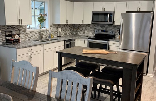 Normandy Shores House | Pirate's Retreat -Beautifully renovated lake home with Dock minutes from Clemson