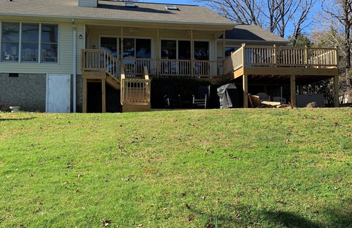 Normandy Shores House | Pirate's Retreat -Beautifully renovated lake home with Dock minutes from Clemson