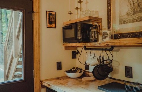 Rogers Hotel | Pirate Ship Cliff House | 4 Bed, 2 Bath