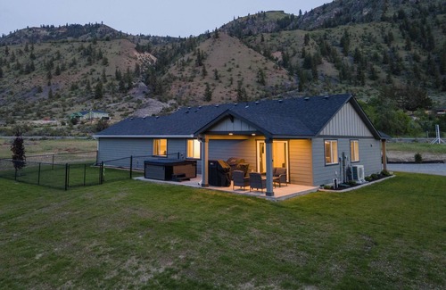 Orondo House | Pirates Cove | Glamping-Style Escape with Dock, Cabins & River Access