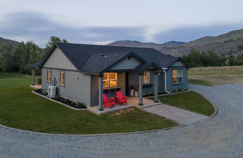 Orondo House | Pirates Cove | Glamping-Style Escape with Dock, Cabins & River Access