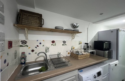 Trafford Apartment | Pitch perfect basement studio apartment close to old Trafford.