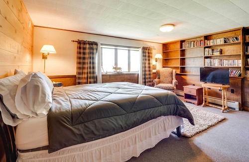Pittsburg Apartment | Pittsburg Vacation Rental w/ Pool Table & Views!