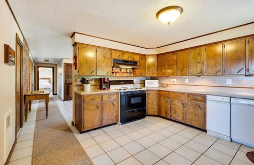 Pittsburg House | Pittsburg Vacation Rental w/Lake & Mountain Viewsn