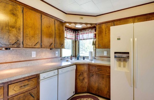 Pittsburg House | Pittsburg Vacation Rental w/Lake & Mountain Viewsn