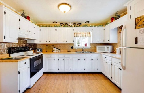 Pittsburg House | Pittsburg Vacation Rental ~ 1 Mi to Lake Francis!n