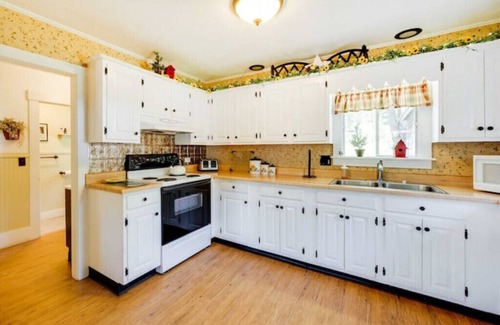 Pittsburg House | Pittsburg Vacation Rental ~ 1 Mi to Lake Francis!n