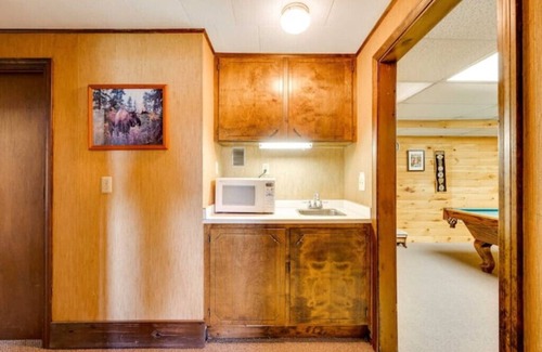 Pittsburg Apartment | Pittsburg Vacation Rental w/Pool Table & Views!n