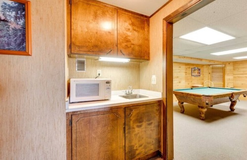 Pittsburg Apartment | Pittsburg Vacation Rental w/Pool Table & Views!n