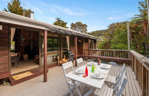 Pukawa House | Piwakawaka ā Pukawa - Pukawa Bay Holiday Home