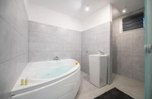 Targu Secuiesc House | Pixel Guesthouse