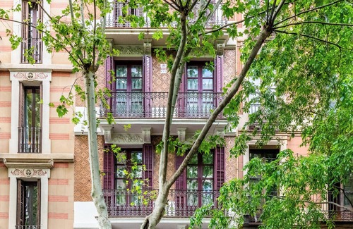 Esquerra de l'Eixample Apartment | Pl Universitat Comfortable 3BD with private patio