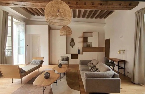 Quartier de la Roquette Apartment | Place des Vosges 2 bedroom apartment
