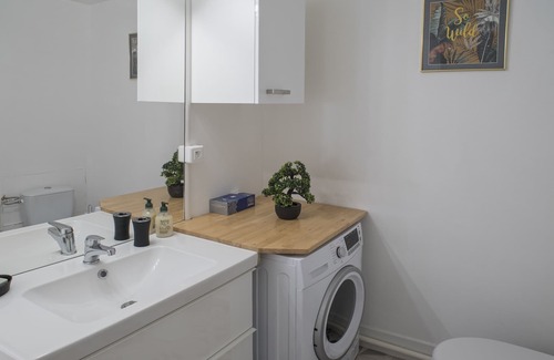 Saint-Georges Apartment | Place Occitane-Apartment-Modern-Terrace-Ensuite with Bath