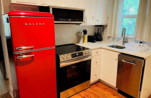 Enderly Park House | Plaid Pad - Stylish Modern Couples Retreat 12 mins to Airport & Downtown