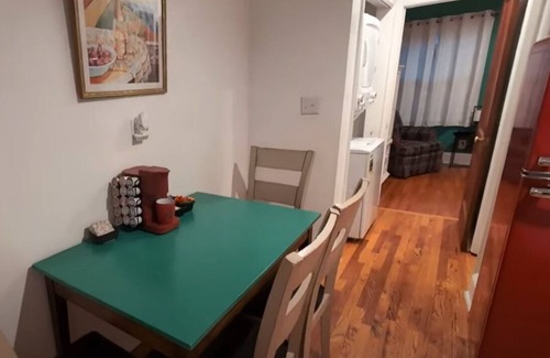 Enderly Park House | Plaid Pad - Stylish Modern Couples Retreat 12 mins to Airport & Downtown