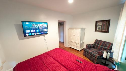 Enderly Park Apartment | Plaid Pad - Stylish Retreat 12 min to Airport & Downtown