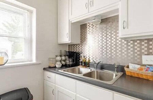 Hermann Apartment | Plane Suite at Brickhouse Inn