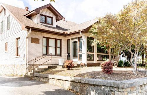 Edgehill Apartment | Platinum on Music Row Renovated and Near Downtown