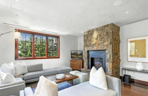 Vail Apartment | Platinum Vail Solaris 3 Bedroom With Den Vacation Rental Set At The Base Of The Mountain Just Steps From The Gondola