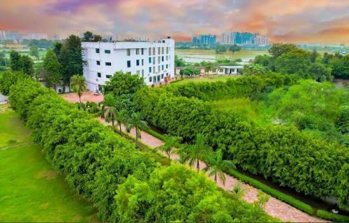 Greater Noida Hotel | PLAY RIVERIA VALLEY RESORT Greater Noida