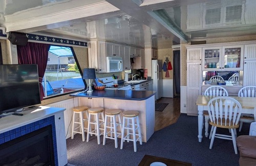 Worley Boat Rental | Play, Stay and Hideaway on Lake CDA!