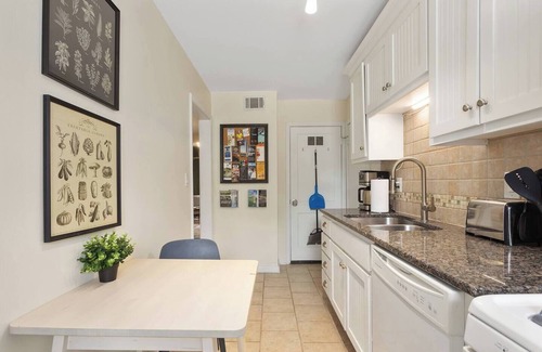 Southmoreland Apartment | Plaza Condo With Queen Bed | 3