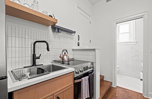 Park Central-Research Park Apartment | Plaza Edition - Bright and modern studio w/king bed walkable to Plaza and Nelson