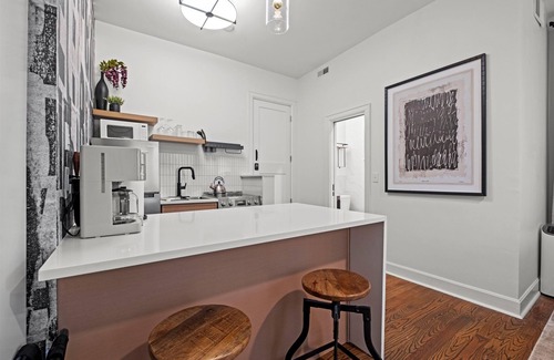 Park Central-Research Park Apartment | Plaza Edition - Bright and modern studio w/king bed walkable to Plaza and Nelson