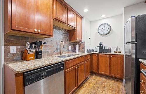 Park Central-Research Park Apartment | Plaza Nook - studio walkable to Plaza, Nelson w/rooftop patio