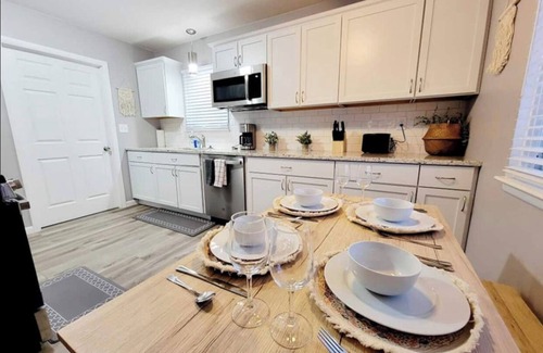 Taylor House | Pleasant 3 BR Home Near ✈︎DTW airport ✈︎*Sleeps 6*