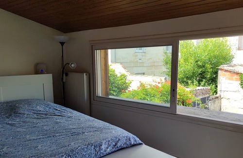 Le Bouscat House | Pleasant air-conditioned townhouse with pool table, table football, PS4, private terrace