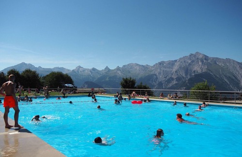 Saint-Pierre-de-Clages Apartment | Pleasant apartment with paid sauna